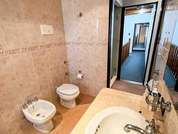 Casa en venta - 3 Dormitorios 3 Baños - 267mts2 - Cochera - Tolosa