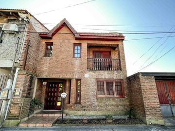 Casa en venta - 3 Dormitorios 3 Baños - 267mts2 - Cochera - Tolosa