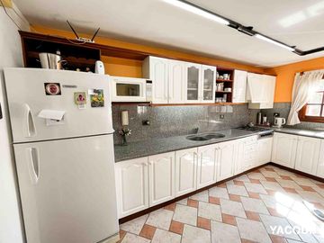 Casa en venta - 3 Dormitorios 3 Baños - 267mts2 - Cochera - Tolosa