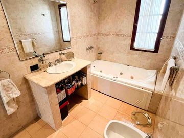 Casa en venta - 3 Dormitorios 3 Baños - 267mts2 - Cochera - Tolosa