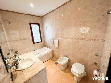 Casa en venta - 3 Dormitorios 3 Baños - 267mts2 - Cochera - Tolosa