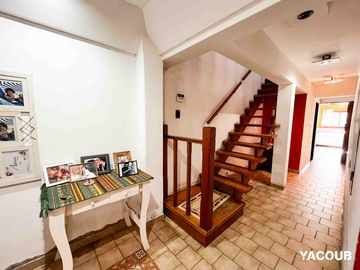 Casa en venta - 3 Dormitorios 3 Baños - 267mts2 - Cochera - Tolosa
