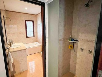 Casa en venta - 3 Dormitorios 3 Baños - 267mts2 - Cochera - Tolosa
