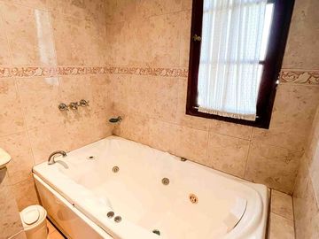 Casa en venta - 3 Dormitorios 3 Baños - 267mts2 - Cochera - Tolosa