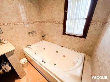 Casa en venta - 3 Dormitorios 3 Baños - 267mts2 - Cochera - Tolosa