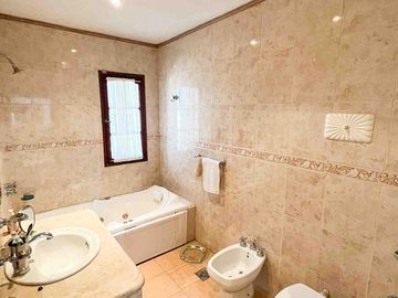 Casa en venta - 3 Dormitorios 3 Baños - 267mts2 - Cochera - Tolosa