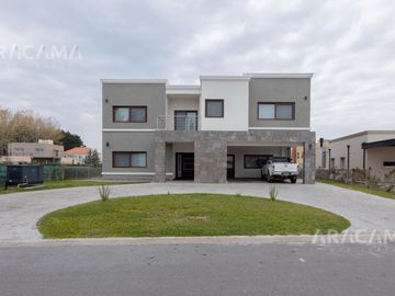 CASA en VENTA en Barrio Nautico El Principado - Canning.