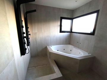 VENTA DE CASA SAN SEBASTIAN AREA 2 - 5 AMBIENTES