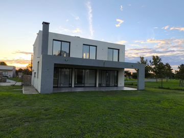 VENTA DE CASA SAN SEBASTIAN AREA 2 - 5 AMBIENTES