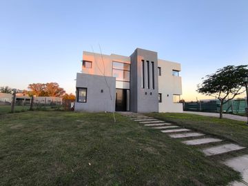 VENTA DE CASA SAN SEBASTIAN AREA 2 - 5 AMBIENTES
