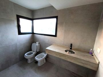 VENTA DE CASA SAN SEBASTIAN AREA 2 - 5 AMBIENTES