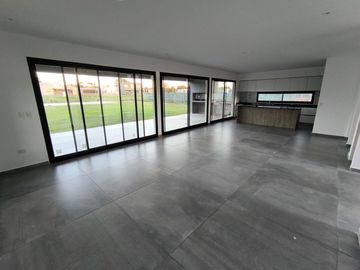 VENTA DE CASA SAN SEBASTIAN AREA 2 - 5 AMBIENTES