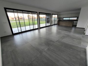 VENTA DE CASA SAN SEBASTIAN AREA 2 - 5 AMBIENTES