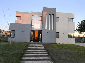 VENTA DE CASA SAN SEBASTIAN AREA 2 - 5 AMBIENTES
