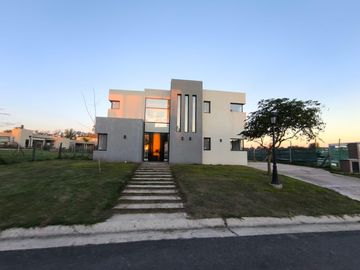 VENTA DE CASA SAN SEBASTIAN AREA 2 - 5 AMBIENTES