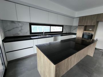 VENTA DE CASA SAN SEBASTIAN AREA 2 - 5 AMBIENTES