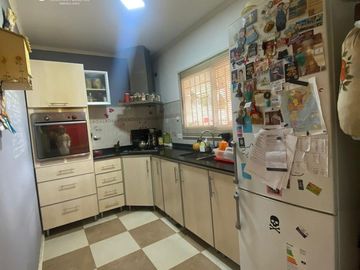 CASA EN VENTA EN LA REJA, MORENO CON 6 AMBIENTES, PATIO Y PILETA.