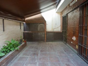 EXCELENTE DUPLEX CON COCHERA EN BANFIELD ESTE