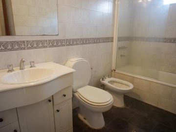 EXCELENTE DUPLEX CON COCHERA EN BANFIELD ESTE