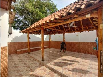 ESPECTACULAR CASA EN EL BARRIO LA VICTORIA