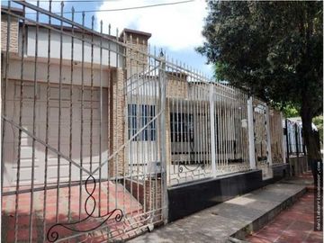 ESPECTACULAR CASA EN EL BARRIO LA VICTORIA