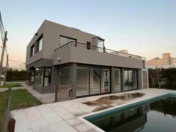 Casa en venta - 4 Dormitorios 4 Baños - 455Mts2 - Canning