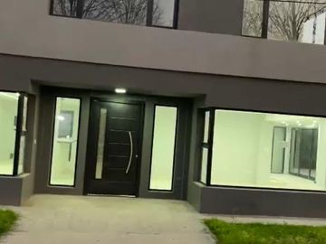 Casa en venta - 4 Dormitorios 4 Baños - 455Mts2 - Canning
