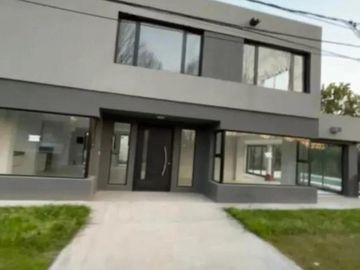 Casa en venta - 4 Dormitorios 4 Baños - 455Mts2 - Canning
