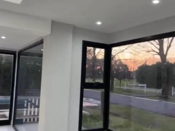 Casa en venta - 4 Dormitorios 4 Baños - 455Mts2 - Canning