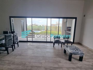 Casa en una planta con 5 Dormitorios en Barrio Lagos de Canning c piscina de 8 x 4 metros
