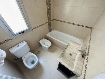 Venta departamento tres ambientes al frente en Remedios de Escalada