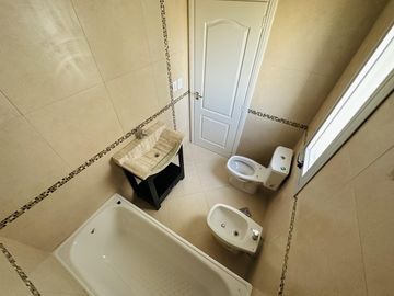 Venta departamento tres ambientes al frente en Remedios de Escalada
