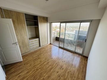 Venta departamento tres ambientes al frente en Remedios de Escalada