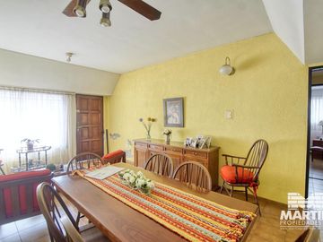 Buen Chalet 6 ambientes, suite, escritorio, play, cochera x 2, terraza y patio.