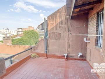 Buen Chalet 6 ambientes, suite, escritorio, play, cochera x 2, terraza y patio.