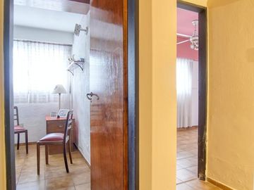 Buen Chalet 6 ambientes, suite, escritorio, play, cochera x 2, terraza y patio.