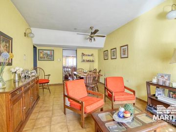Buen Chalet 6 ambientes, suite, escritorio, play, cochera x 2, terraza y patio.