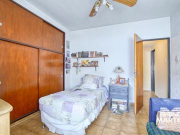 Buen Chalet 6 ambientes, suite, escritorio, play, cochera x 2, terraza y patio.
