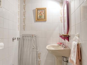 Buen Chalet 6 ambientes, suite, escritorio, play, cochera x 2, terraza y patio.
