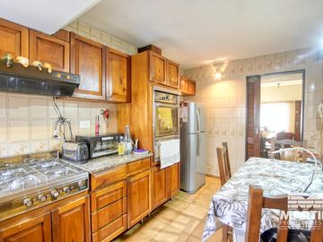 Buen Chalet 6 ambientes, suite, escritorio, play, cochera x 2, terraza y patio.