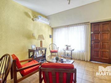Buen Chalet 6 ambientes, suite, escritorio, play, cochera x 2, terraza y patio.