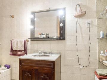 Buen Chalet 6 ambientes, suite, escritorio, play, cochera x 2, terraza y patio.