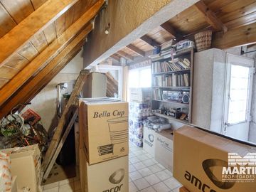 Buen Chalet 6 ambientes, suite, escritorio, play, cochera x 2, terraza y patio.