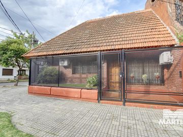 Buen Chalet 6 ambientes, suite, escritorio, play, cochera x 2, terraza y patio.