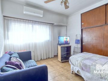 Buen Chalet 6 ambientes, suite, escritorio, play, cochera x 2, terraza y patio.