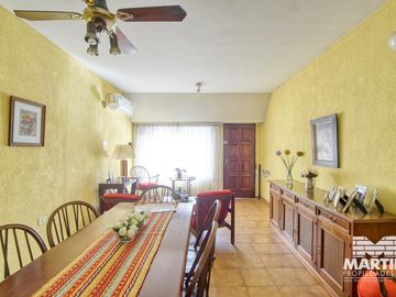 Buen Chalet 6 ambientes, suite, escritorio, play, cochera x 2, terraza y patio.