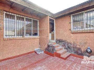 Buen Chalet 6 ambientes, suite, escritorio, play, cochera x 2, terraza y patio.