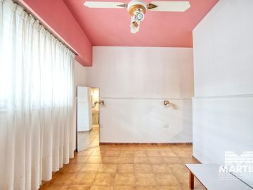 Buen Chalet 6 ambientes, suite, escritorio, play, cochera x 2, terraza y patio.