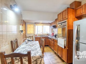 Buen Chalet 6 ambientes, suite, escritorio, play, cochera x 2, terraza y patio.
