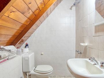 Buen Chalet 6 ambientes, suite, escritorio, play, cochera x 2, terraza y patio.